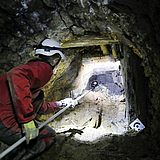 Eine Person hält eine Kamera in einem Tunnel